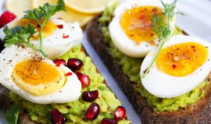 petit-déjeuner protéines à base d'oeuf et d'avocat